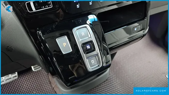 HYUNDAI STARIA 4WD LOUNGE 9-SEATER