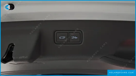 HYUNDAI STARIA 4WD LOUNGE 9-SEATER