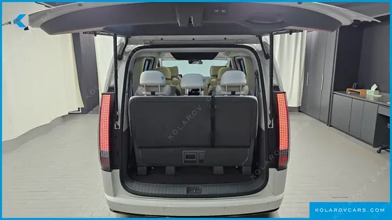 HYUNDAI STARIA 4WD LOUNGE 9-SEATER