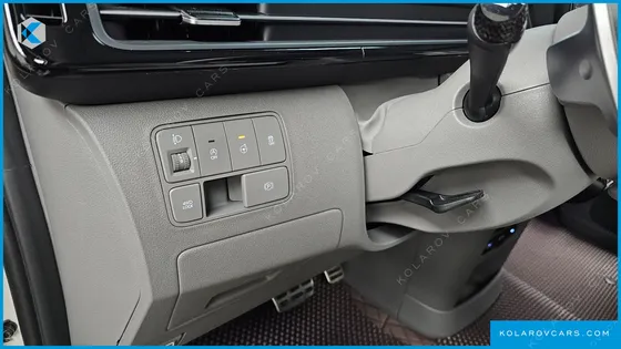 HYUNDAI STARIA 4WD LOUNGE 9-SEATER