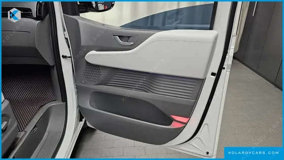 HYUNDAI STARIA 4WD LOUNGE 9-SEATER
