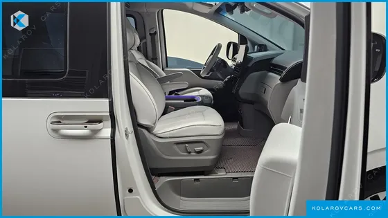 HYUNDAI STARIA 4WD LOUNGE 9-SEATER