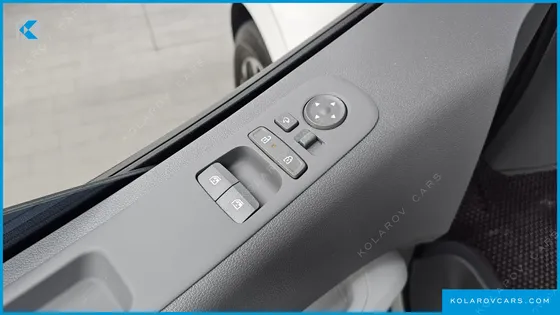 HYUNDAI STARIA 4WD LOUNGE 9-SEATER