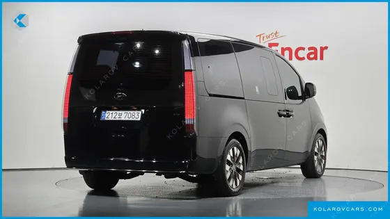HYUNDAI STARIA 4WD LOUNGE 9-SEATER