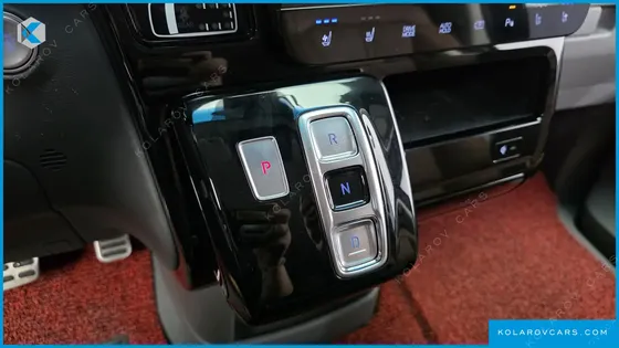 HYUNDAI STARIA 4WD LOUNGE 9-SEATER