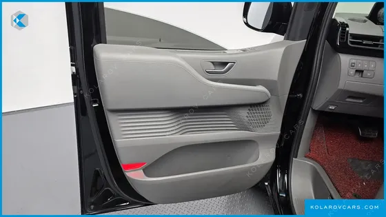 HYUNDAI STARIA 4WD LOUNGE 9-SEATER