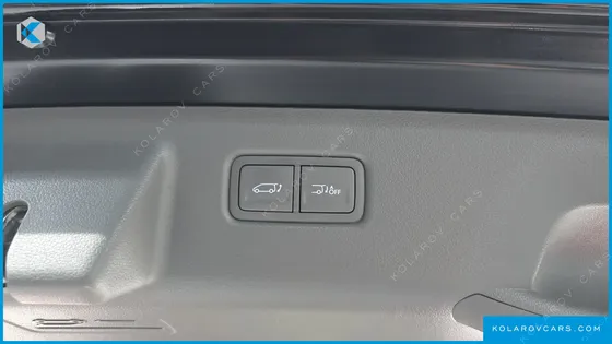 HYUNDAI STARIA 4WD LOUNGE 9-SEATER