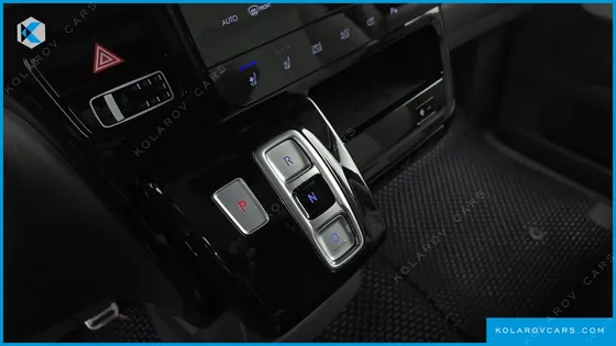 HYUNDAI STARIA 4WD LOUNGE 9-SEATER