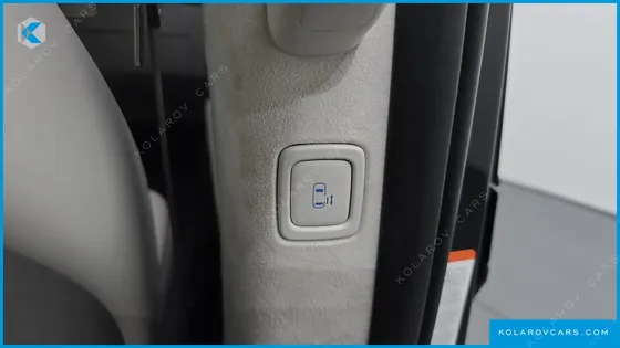 HYUNDAI STARIA 4WD LOUNGE 9-SEATER