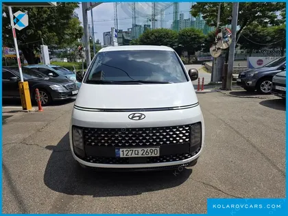 HYUNDAI STARIA LOUNGE 9-SEATER
