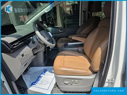 HYUNDAI STARIA LOUNGE 9-SEATER