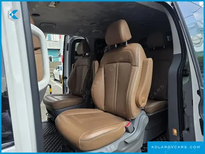 HYUNDAI STARIA LOUNGE 9-SEATER