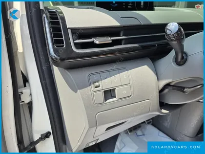 HYUNDAI STARIA LOUNGE 9-SEATER