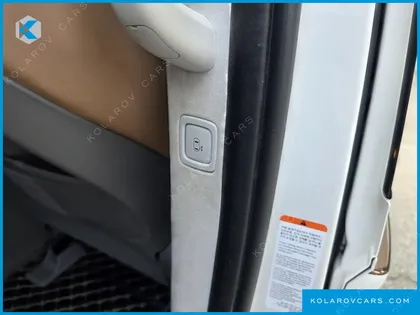 HYUNDAI STARIA LOUNGE 9-SEATER