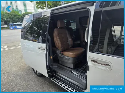 HYUNDAI STARIA LOUNGE 9-SEATER