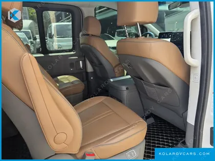 HYUNDAI STARIA LOUNGE 9-SEATER