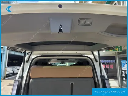 HYUNDAI STARIA LOUNGE 9-SEATER