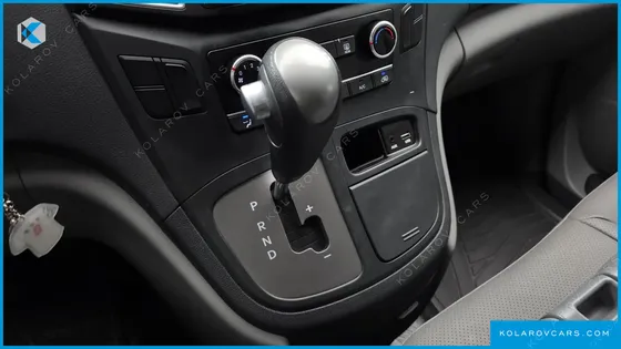 HYUNDAI STAREX VAN 3-SEATER