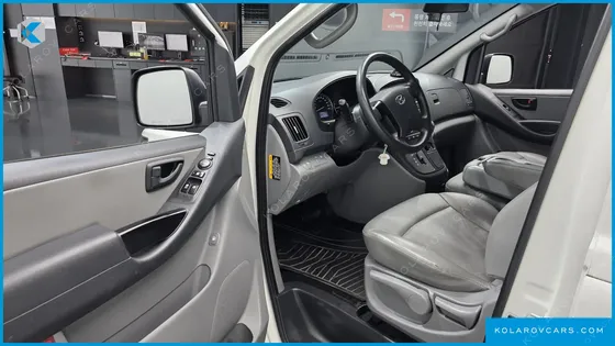 HYUNDAI STAREX VAN 3-SEATER