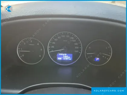HYUNDAI STAREX VAN 5-SEATER