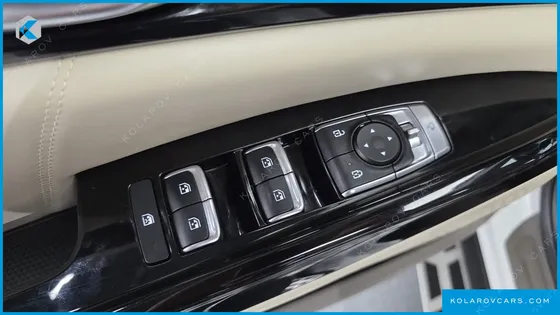KIA CARNIVAL GASOLINE 7-SEATER SIGNATURE