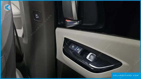 KIA CARNIVAL GASOLINE 7-SEATER NOBLESSE