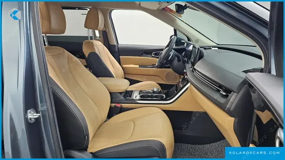 KIA CARNIVAL GASOLINE 7-SEATER OUTDOOR
