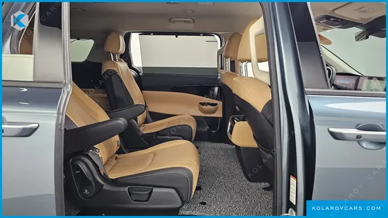 KIA CARNIVAL GASOLINE 7-SEATER OUTDOOR