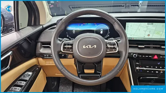 KIA CARNIVAL GASOLINE 7-SEATER OUTDOOR