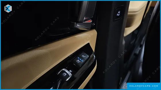 KIA CARNIVAL GASOLINE 7-SEATER OUTDOOR