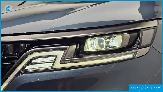 KIA CARNIVAL GASOLINE 7-SEATER OUTDOOR