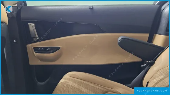 KIA CARNIVAL GASOLINE 7-SEATER OUTDOOR