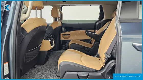 KIA CARNIVAL GASOLINE 7-SEATER OUTDOOR