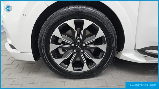 KIA CARNIVAL GASOLINE 9-SEATER HI-LIMOUSINE