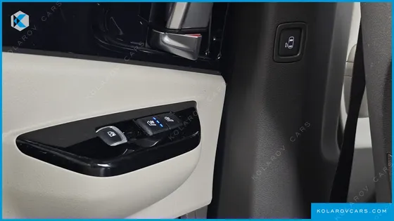 KIA CARNIVAL GASOLINE 9-SEATER HI-LIMOUSINE