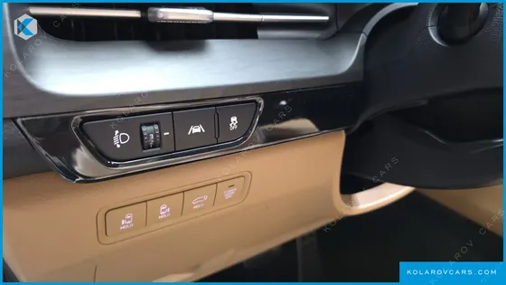 KIA CARNIVAL GASOLINE 7-SEATER SIGNATURE