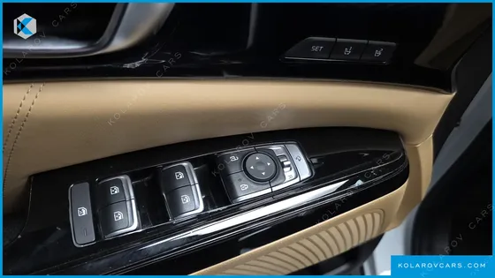 KIA CARNIVAL GASOLINE 7-SEATER SIGNATURE