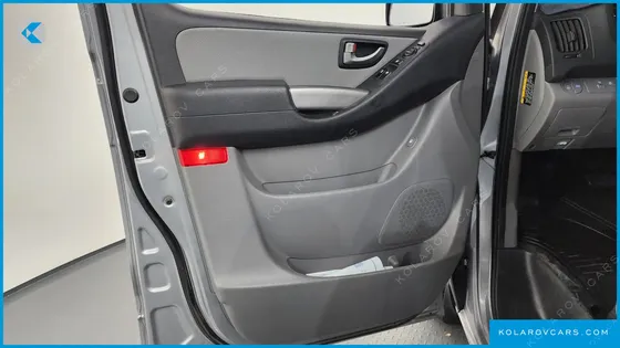 HYUNDAI STAREX VAN 3-SEATER