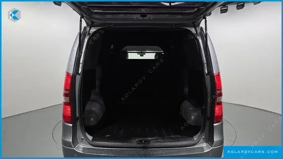 HYUNDAI STAREX 5-SEATER VAN