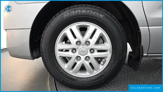 HYUNDAI STAREX 5-SEATER VAN