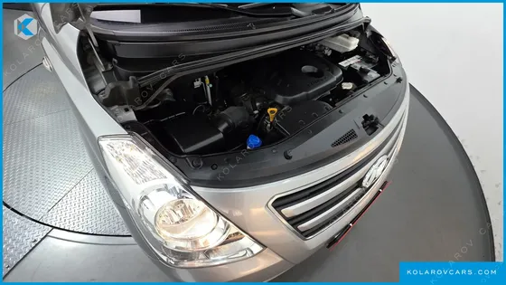 HYUNDAI STAREX 5-SEATER VAN