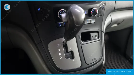 HYUNDAI STAREX 5-SEATER VAN