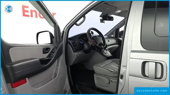 HYUNDAI STAREX 5-SEATER VAN