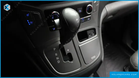HYUNDAI STAREX 5-SEATER VAN