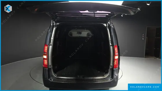 HYUNDAI STAREX 5-SEATER VAN