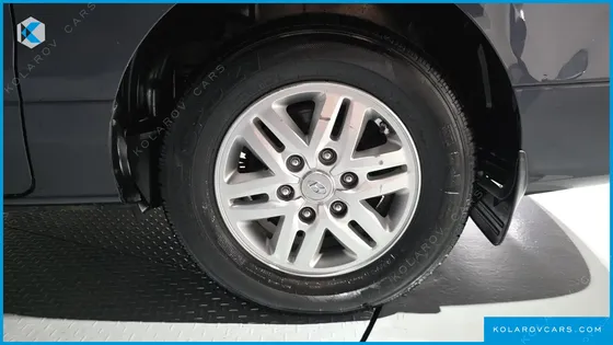 HYUNDAI STAREX 5-SEATER VAN