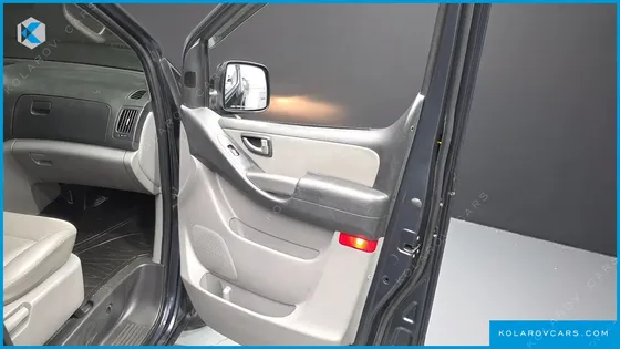 HYUNDAI STAREX 5-SEATER VAN