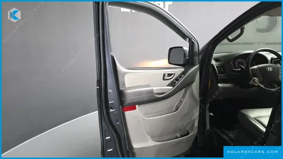 HYUNDAI STAREX 5-SEATER VAN