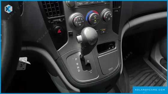 HYUNDAI STAREX 5-SEATER VAN