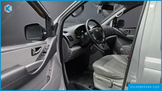 HYUNDAI STAREX 5-SEATER VAN